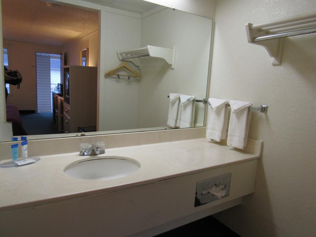 Austin Town Inn Austintown Ngoại thất bức ảnh