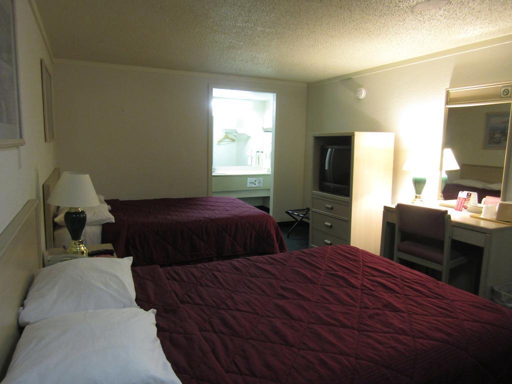 Austin Town Inn Austintown Ngoại thất bức ảnh
