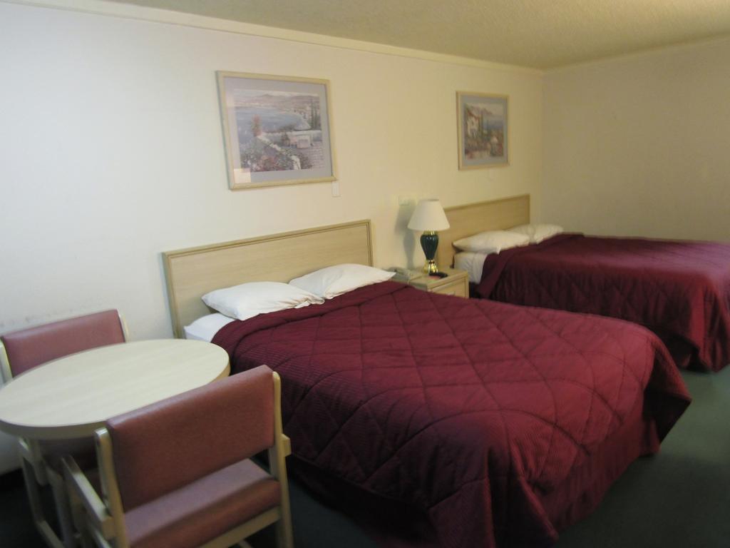 Austin Town Inn Austintown Ngoại thất bức ảnh